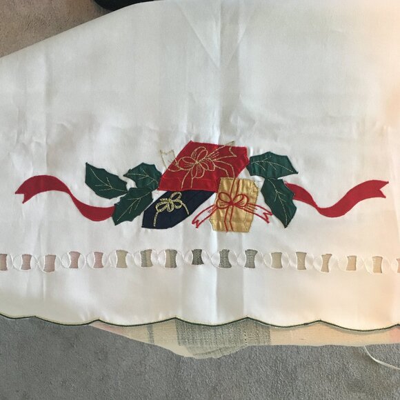 Embroidered Christmas tablecloth - Picture 2 of 4